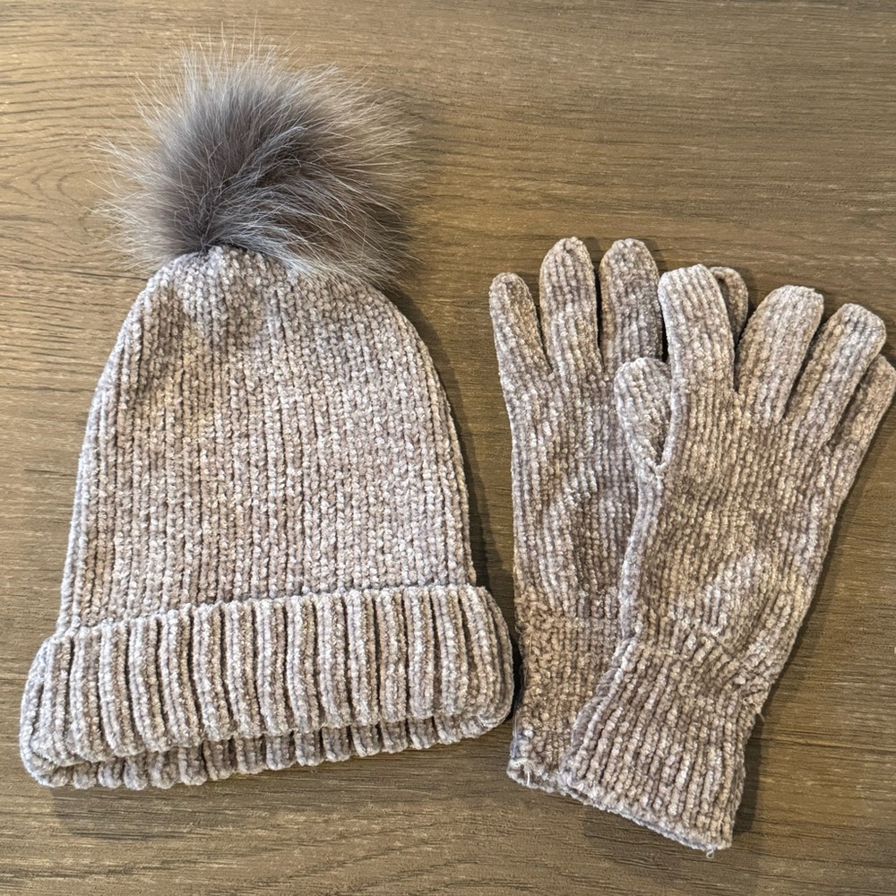 NWOT Cozy Knit Pom-Pom Beanie Winter Hat & Gloves Set! So Soft & warm!